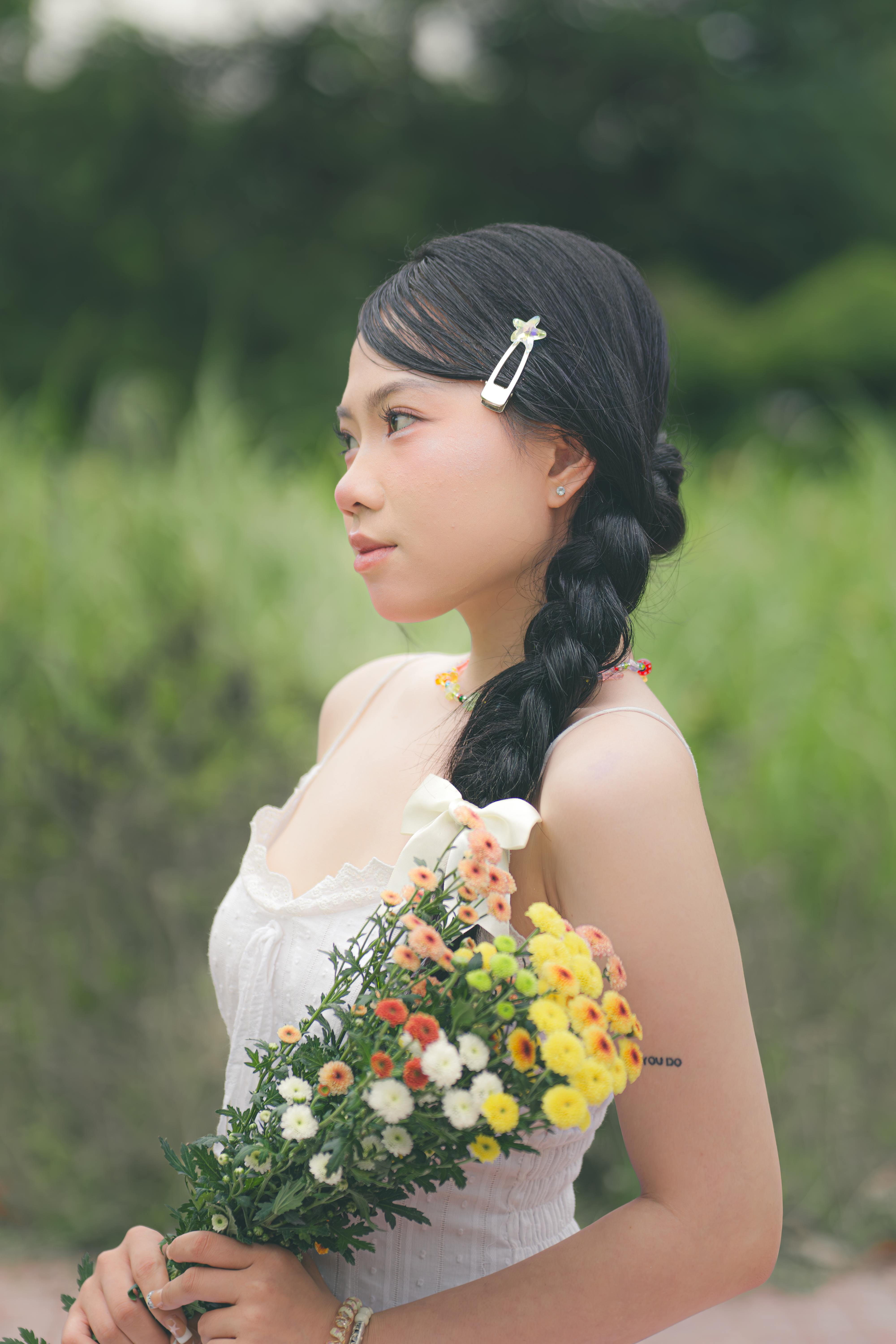 Почему появляются белые выделения у женщин