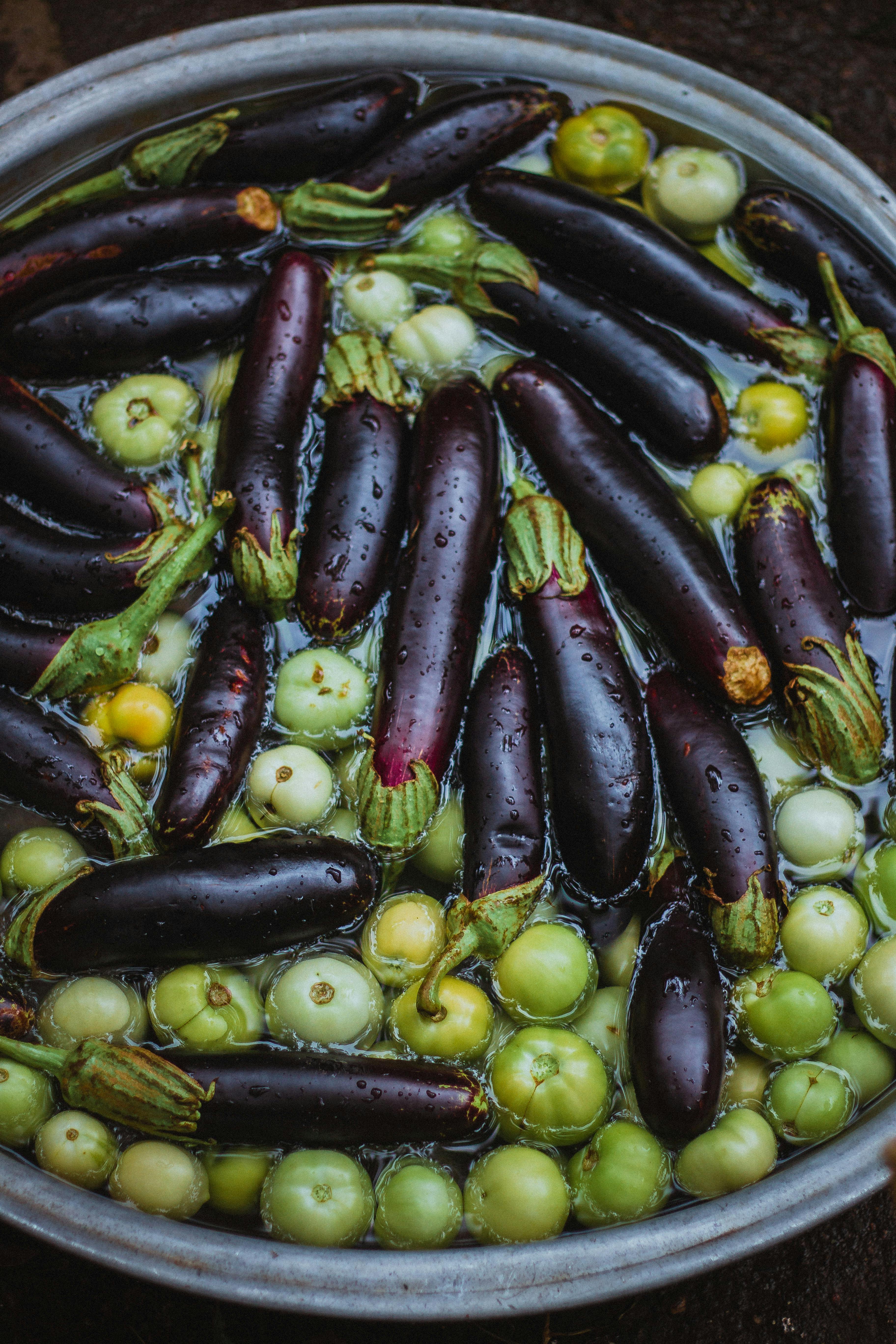 Употребление жидкости играет важную роль, стоит ориентироваться на минеральную воду без газа и травяные отвары. Они поддерживают водно-солевой баланс и способствуют восстановлению функций органа. Важно избегать острых и жареных блюд, так как они могут вызвать обострение состояния.